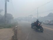 Fumaça de incêndio no Distrito Industrial se espalha por Manaus e órgão ambiental alerta para riscos à saúde