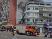 incêndio começa em restaurante e atinge dois prédios no Centro de Manaus; fogo está confinado